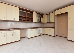 فيلا اطلالة بحرية في الانيا - مستقلة - تصميم 5 غرف وصالة - في مركز الانيا