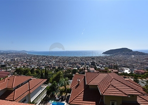 فيلا اطلالة بحرية في الانيا - مستقلة - تصميم 5 غرف وصالة - في مركز الانيا