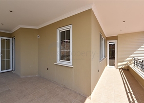 فيلا اطلالة بحرية في الانيا - مستقلة - تصميم 5 غرف وصالة - في مركز الانيا