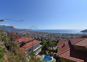 فيلا اطلالة بحرية في الانيا - مستقلة - تصميم 5 غرف وصالة - في مركز الانيا