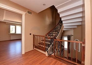 فيلا اطلالة بحرية في الانيا - مستقلة - تصميم 5 غرف وصالة - في مركز الانيا