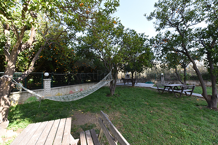 ضمن منطقة سكنية هادئة - شقة غرفتين وصالة مفروشة - في افسلار غرب الانيا 