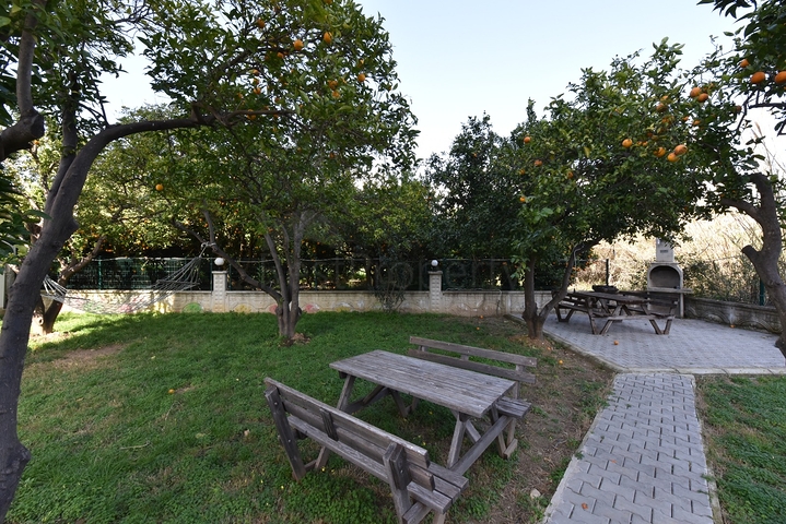 ضمن منطقة سكنية هادئة - شقة غرفتين وصالة مفروشة - في افسلار غرب الانيا 