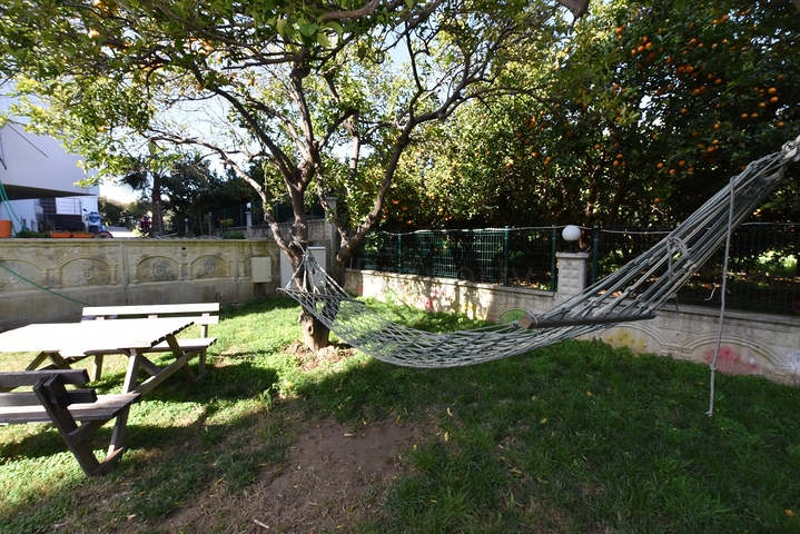 ضمن منطقة سكنية هادئة - شقة غرفتين وصالة مفروشة - في افسلار غرب الانيا 