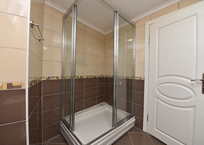 ضمن منطقة سكنية هادئة - شقة غرفتين وصالة مفروشة - في افسلار غرب الانيا 