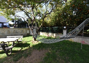 ضمن منطقة سكنية هادئة - شقة غرفتين وصالة مفروشة - في افسلار غرب الانيا 