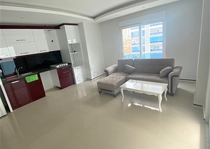 شقة غرفة وصالة مفروشة -ضمن مجمع سكني قريب من البحر والخدمات - في محمودلار / الانيا 