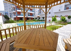 شقة غرفة وصالة مفروشة -ضمن مجمع سكني قريب من البحر والخدمات - في محمودلار / الانيا 