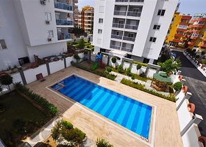 شقة غرفة وصالة مفروشة -ضمن مجمع سكني قريب من البحر والخدمات - في محمودلار / الانيا 