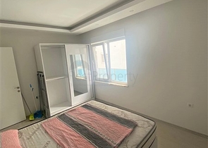 شقة غرفة وصالة مفروشة -ضمن مجمع سكني قريب من البحر والخدمات - في محمودلار / الانيا 