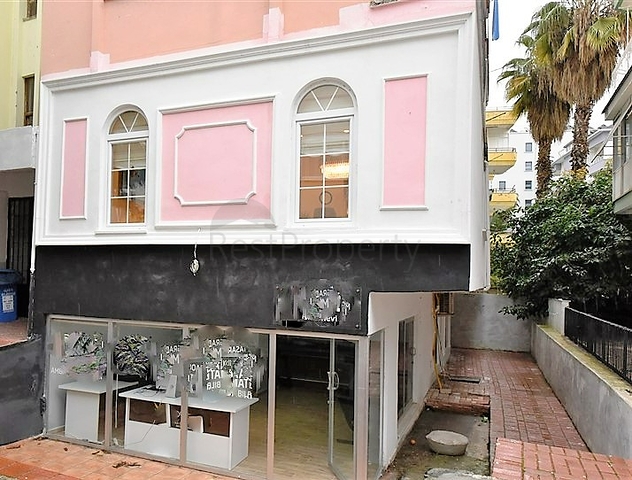 مركز تجاري - في مركز الانيا 