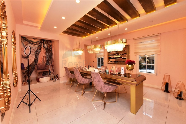 مركز تجاري - في مركز الانيا 