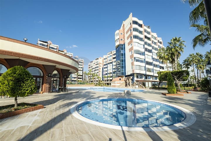 شقة 2 + 1 تطل على البحر الأبيض المتوسط ​​في أنطاليا