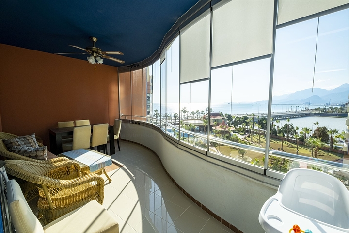 شقة 2 + 1 تطل على البحر الأبيض المتوسط ​​في أنطاليا