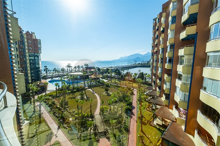 شقة 2 + 1 تطل على البحر الأبيض المتوسط ​​في أنطاليا