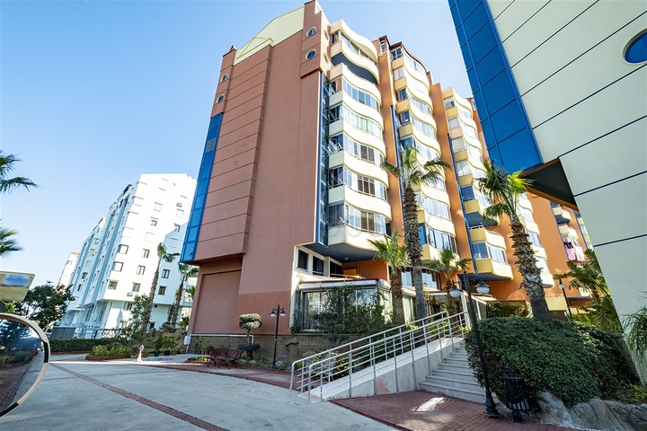 شقة 2 + 1 تطل على البحر الأبيض المتوسط ​​في أنطاليا