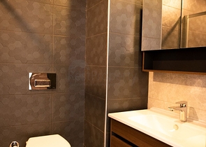 ضمن مجمع حديث يضم كافة الخدمات -شقة 1+1 - في مهموتلار / الانيا 