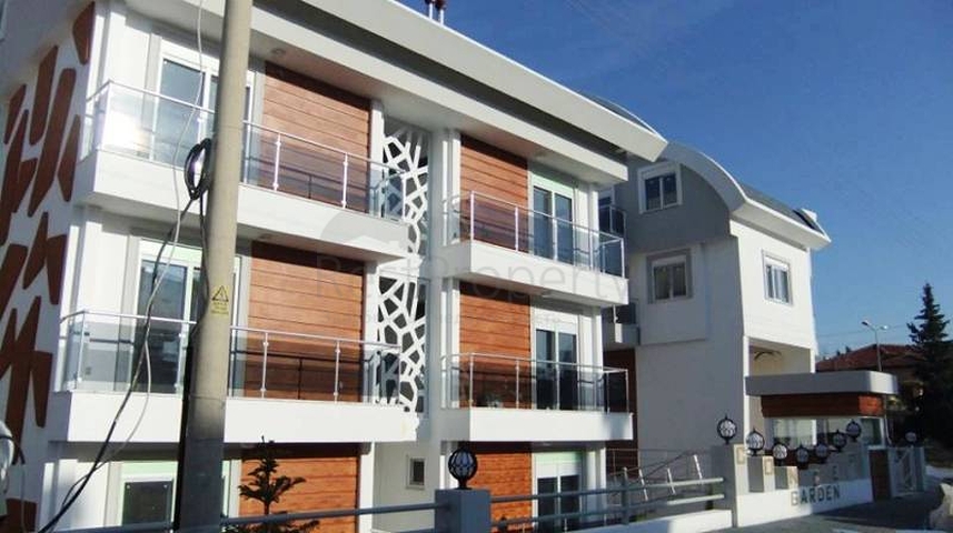 شقق في مجمع كامل مع حمام سباحة