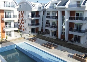 شقق في مجمع كامل مع حمام سباحة