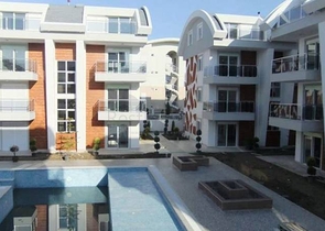 شقق في مجمع كامل مع حمام سباحة