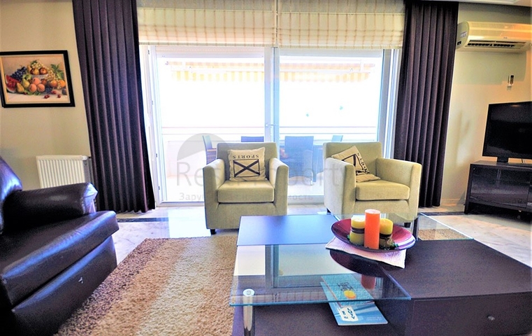 شقة مفروشة على السطر الأول