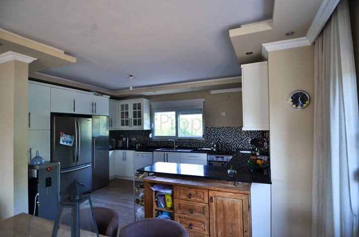 فيلا 6+1 مع بستان خاص