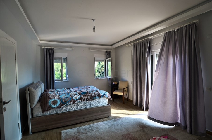 فيلا 6+1 مع بستان خاص