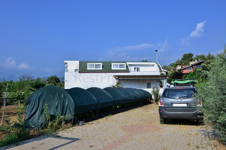 فيلا 6+1 مع بستان خاص