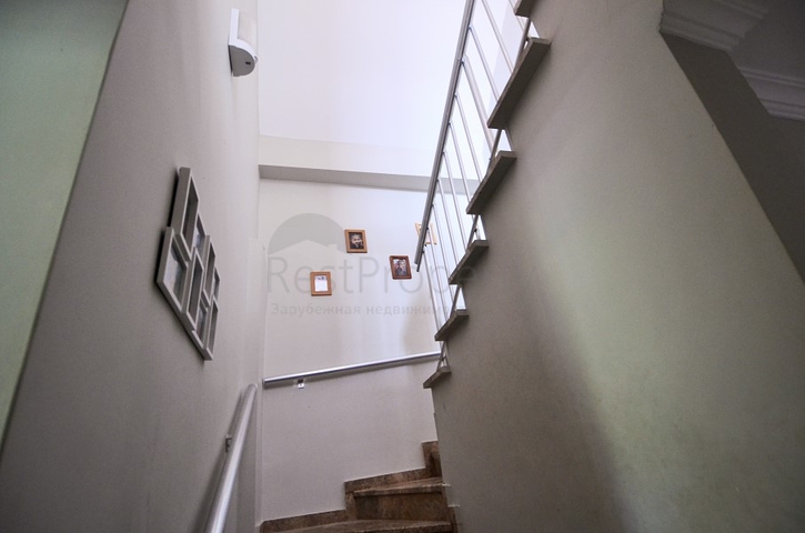 فيلا 6+1 مع بستان خاص