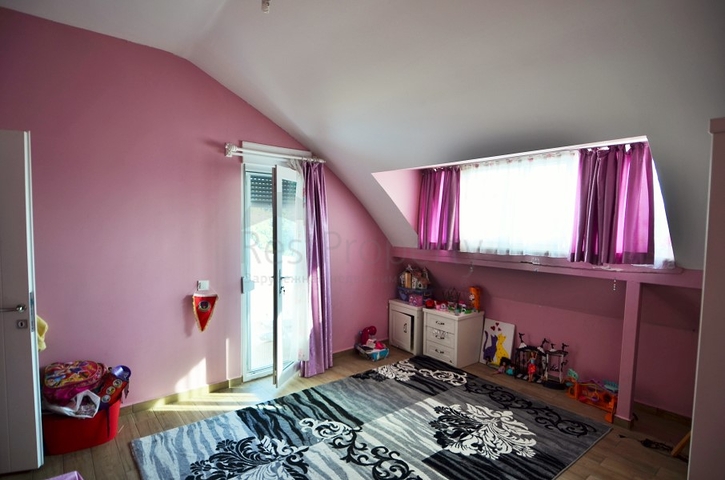 فيلا 6+1 مع بستان خاص