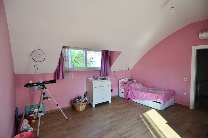 فيلا 6+1 مع بستان خاص