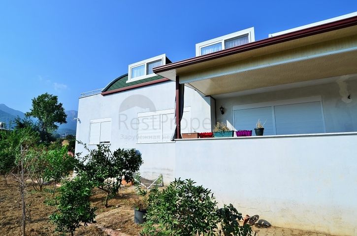 فيلا 6+1 مع بستان خاص