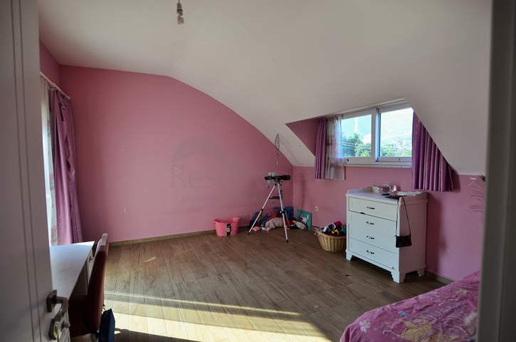 فيلا 6+1 مع بستان خاص