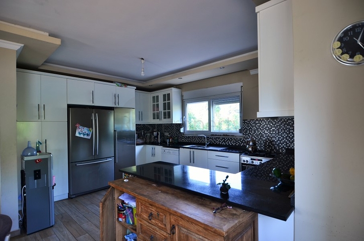 فيلا 6+1 مع بستان خاص