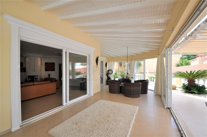 فيلا مع مسبح خاص وأراضي كبيرة