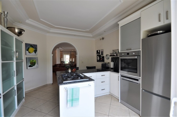 فيلا مع مسبح خاص وأراضي كبيرة