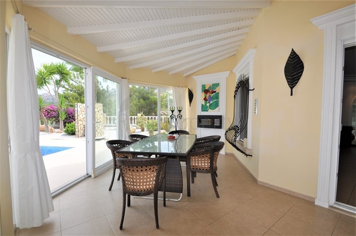 فيلا مع مسبح خاص وأراضي كبيرة