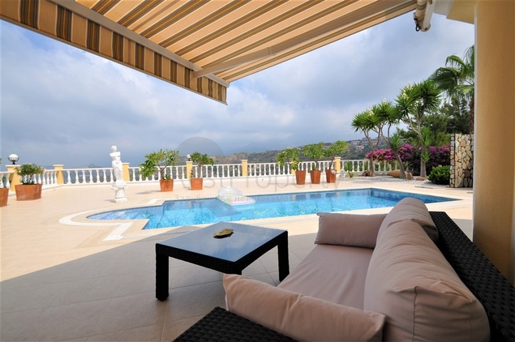 فيلا مع مسبح خاص وأراضي كبيرة