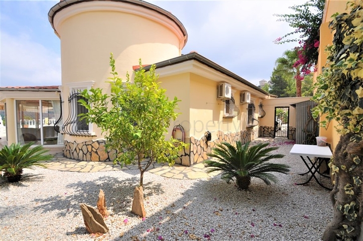 فيلا مع مسبح خاص وأراضي كبيرة