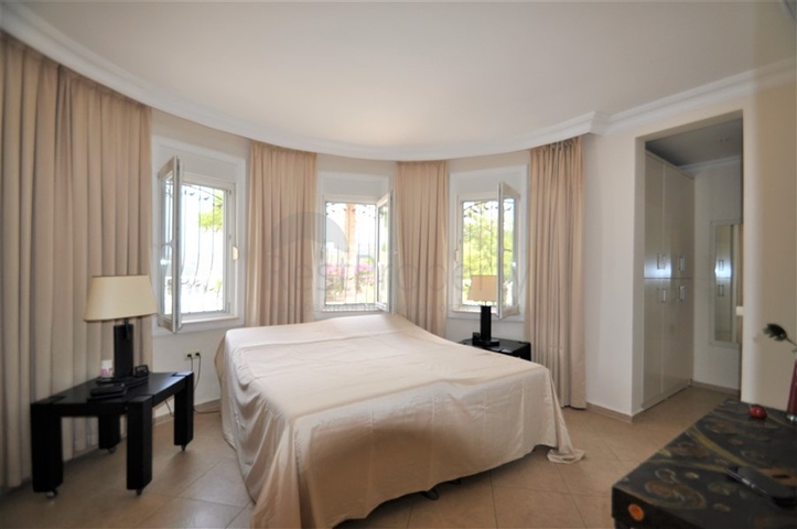 فيلا مع مسبح خاص وأراضي كبيرة