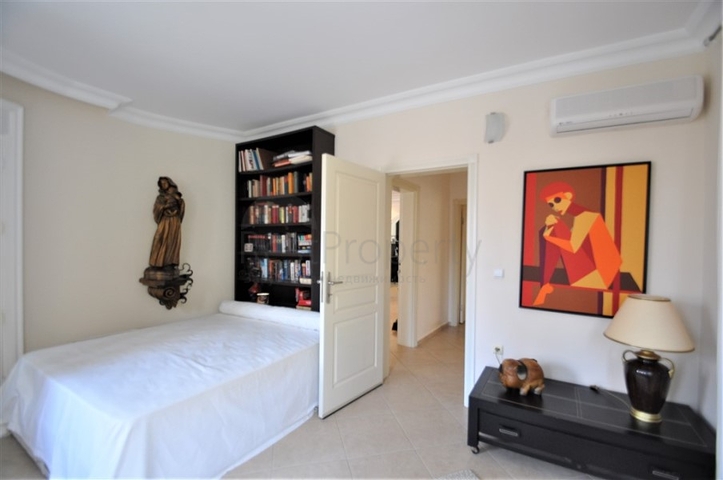 فيلا مع مسبح خاص وأراضي كبيرة