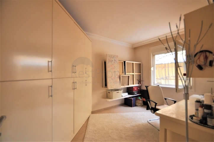 فيلا مع مسبح خاص وأراضي كبيرة