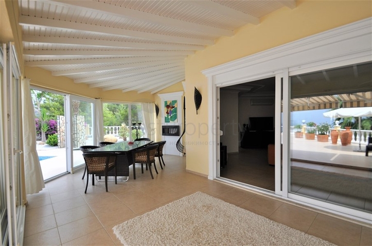 فيلا مع مسبح خاص وأراضي كبيرة