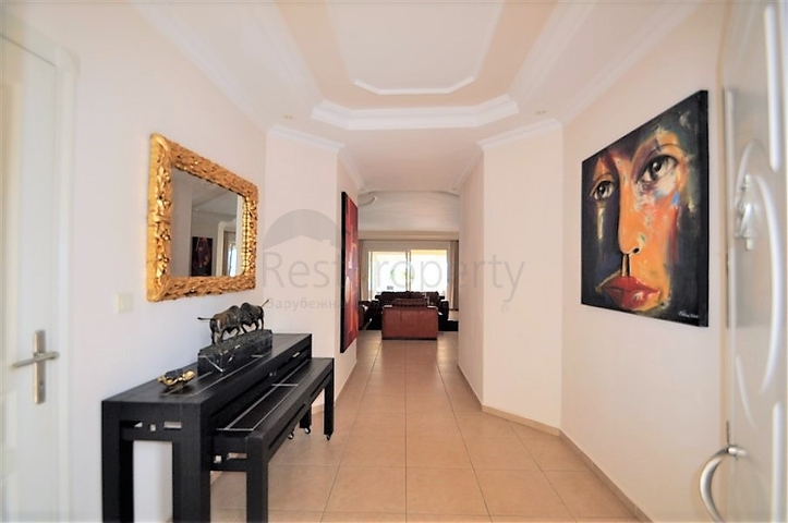 فيلا مع مسبح خاص وأراضي كبيرة