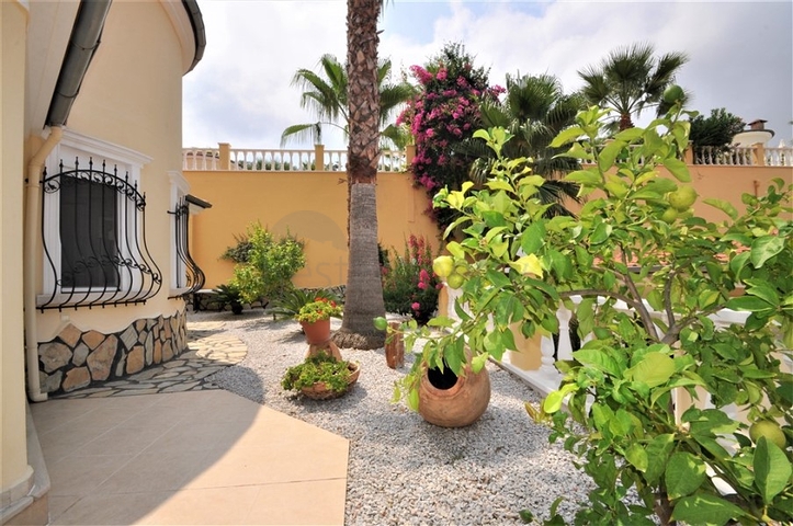 فيلا مع مسبح خاص وأراضي كبيرة