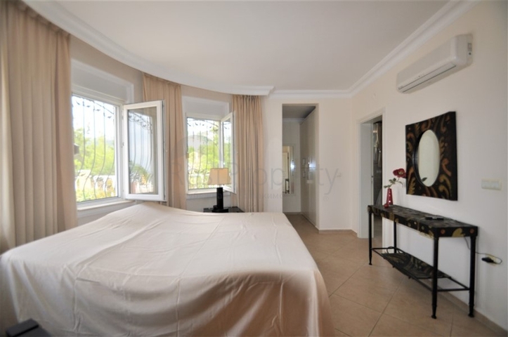 فيلا مع مسبح خاص وأراضي كبيرة