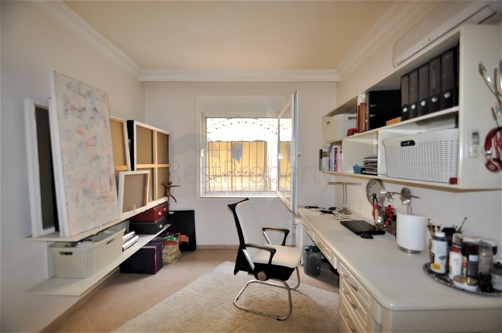 فيلا مع مسبح خاص وأراضي كبيرة