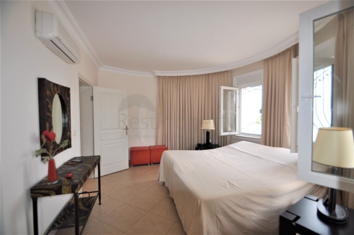 فيلا مع مسبح خاص وأراضي كبيرة