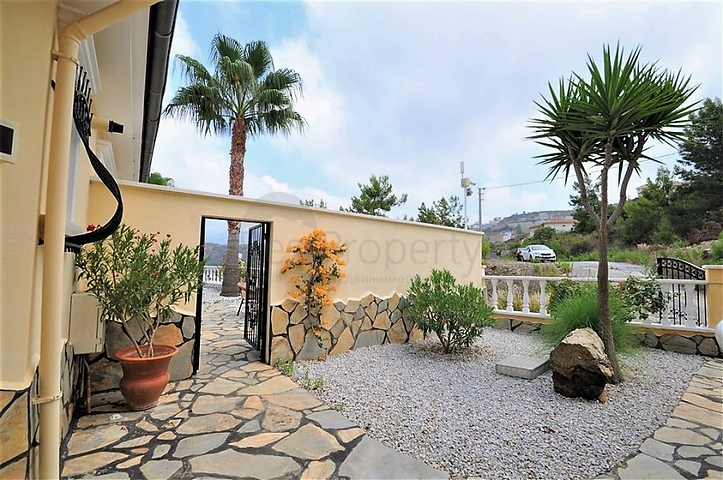 فيلا مع مسبح خاص وأراضي كبيرة