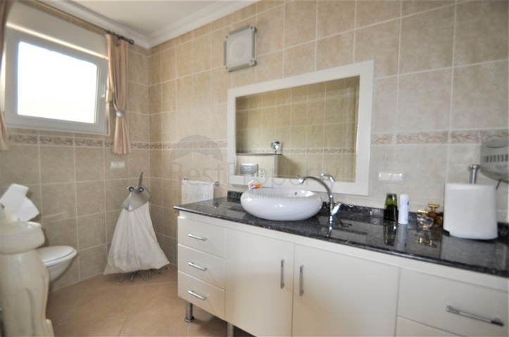 فيلا مع مسبح خاص وأراضي كبيرة